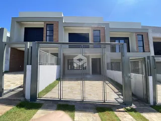 Fachada moderna de uma residência em Lajeado, Brasil, com portão de metal.