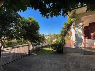 Vista da fachada de uma residência em Lajeado, Brasil, com cerca e vegetação.