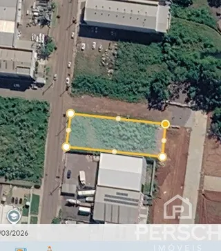 Vista aérea da propriedade mostrando a área externa com vegetação.