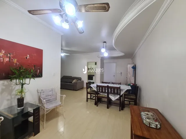 Sala de estar com piso de madeira clara e área de jantar em um imóvel no Brasil.