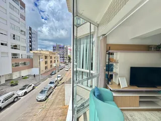 Vista de uma rua com edifícios em Lajeado, Brasil.
