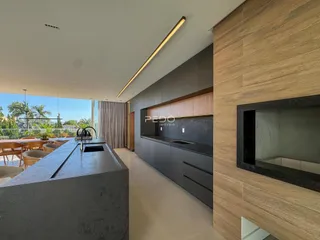 Vista da cozinha moderna com armários e bancada em um imóvel no Brasil.