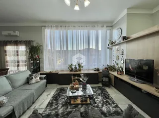 Sala de estar com grandes janelas que oferecem vista para o exterior.