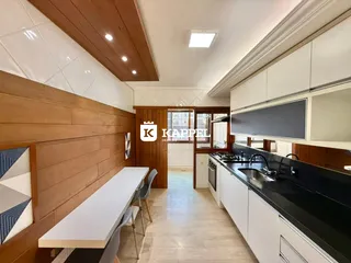 Vista de um ambiente interno com painéis de madeira e bancadas modernas.