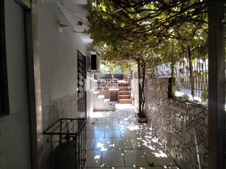 Vista externa de um caminho pavimentado entre edifícios em Lajeado.