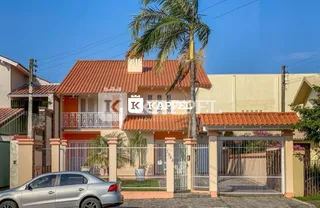 Fachada de uma residência com telhado de telhas vermelhas em Lajeado, Brasil.