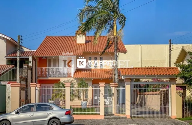 Fachada de uma residência com telhado de telhas vermelhas em Lajeado, Brasil.