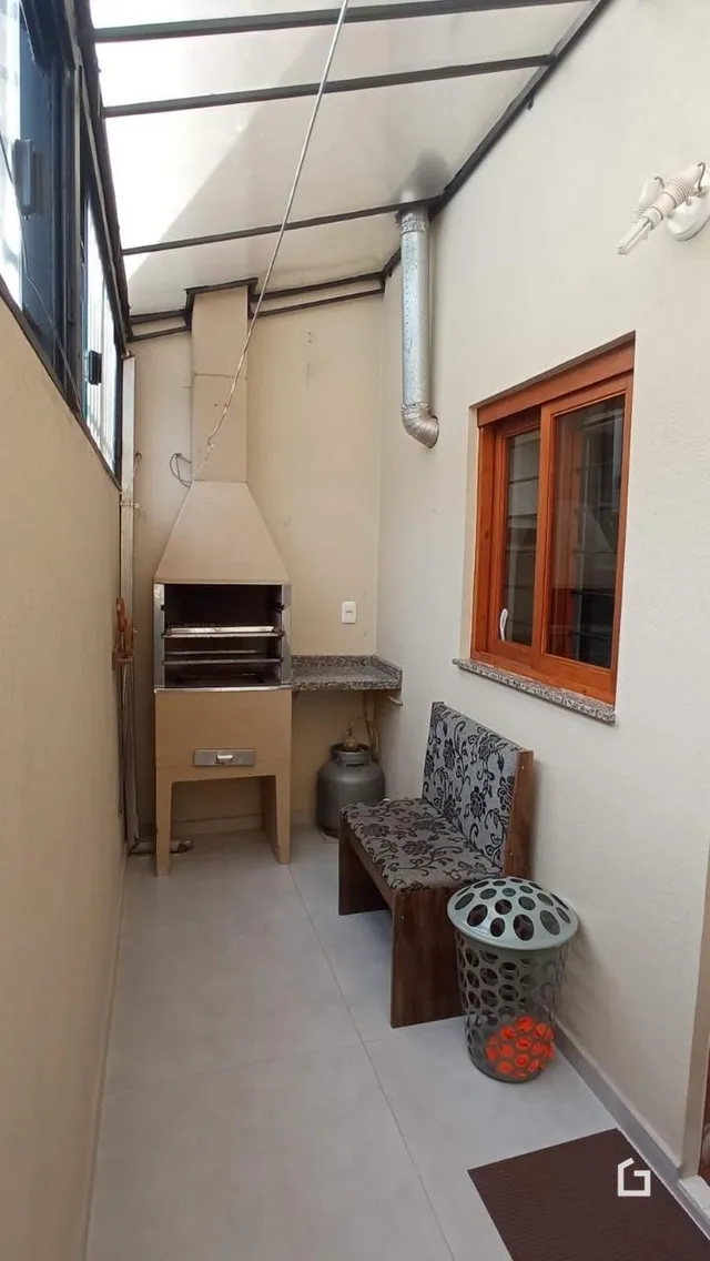 Vista de um corredor interno com uma chaminé e janela.