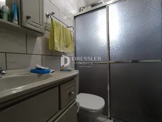Foto de um banheiro com bancada e vaso sanitário.