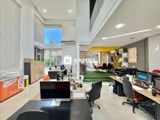 Foto de um escritório moderno com mesas de trabalho e grandes janelas em um imóvel em Lajeado.