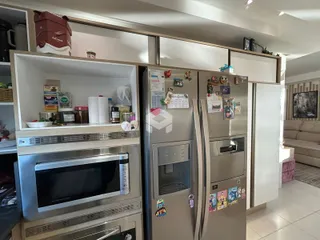 Cozinha com armários e eletrodomésticos de aço inoxidável.