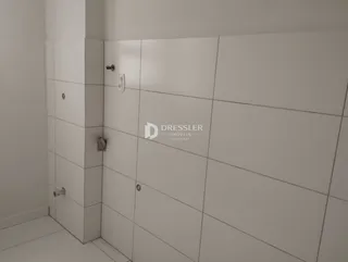 Parede interna com revestimento cerâmico e portas brancas.