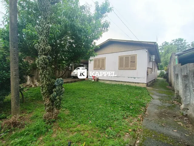 Fachada de uma casa residencial com jardim em Lajeado, Brasil.