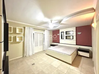 Quarto com paredes claras e piso de cerâmica em um imóvel no Brasil.