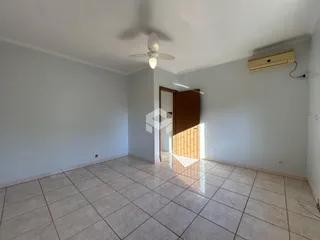 Esta é uma sala de estar vazia com piso de cerâmica clara.