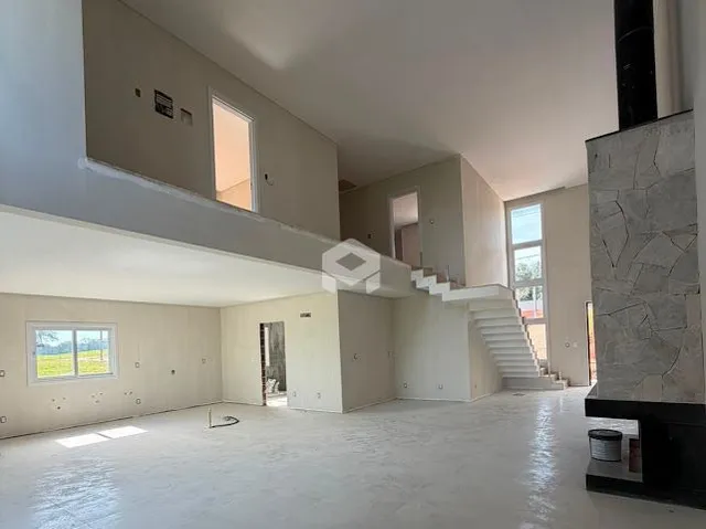 Foto de um espaço interno com escadaria e paredes brancas.