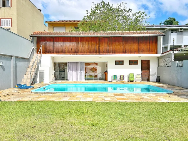 Fachada de uma casa com piscina e jardim em Lajeado, Brasil.