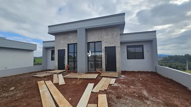 Fachada de uma casa moderna em construção em Lajeado, Brasil.