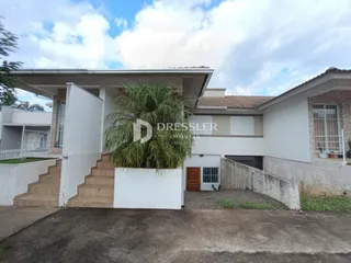 Fachada de uma casa em Lajeado, Brasil, com escadaria e parede branca.