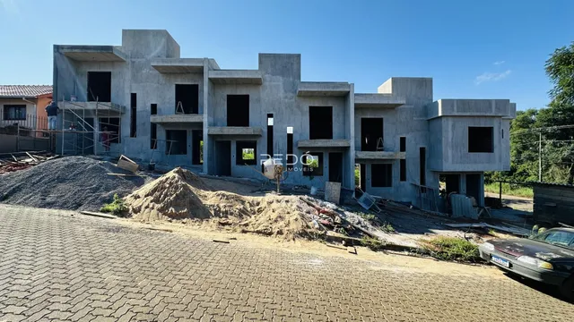 Fachada de uma construção residencial em Lajeado, Brasil, com estrutura de concreto aparente.