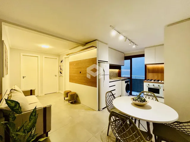 Esta é uma foto do interior de uma sala de estar e cozinha de um imóvel.