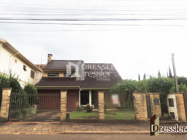 Fachada de uma casa em Lajeado, Brasil com portão de ferro.