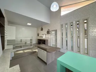 Ambiente moderno com iluminação clara em uma área comum de imóvel.