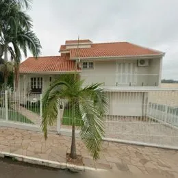 Fachada de uma residência com telhado de telha vermelha em Lajeado, Brasil.