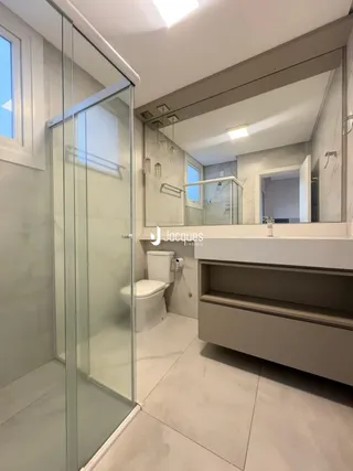 Foto de um banheiro moderno com box de vidro transparente.