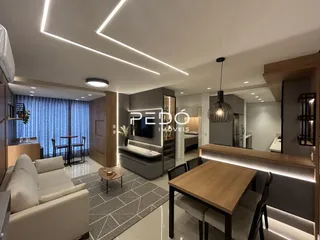 Sala de estar moderna com decoração contemporânea e iluminação em LED.
