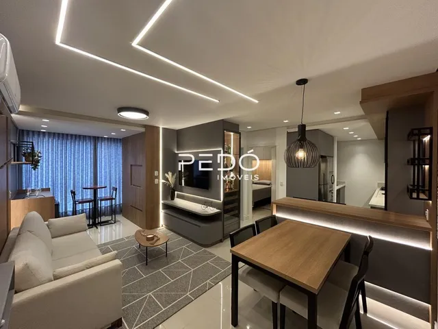 Sala de estar moderna com decoração contemporânea e iluminação em LED.