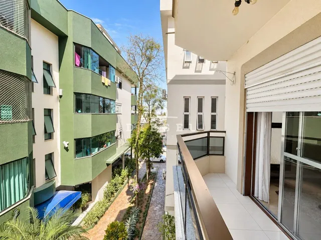 Vista externa de um corredor entre dois edifícios residenciais em Lajeado.