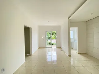 Hall de entrada com piso de cerâmica claro.