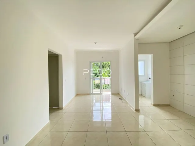 Hall de entrada com piso de cerâmica claro.