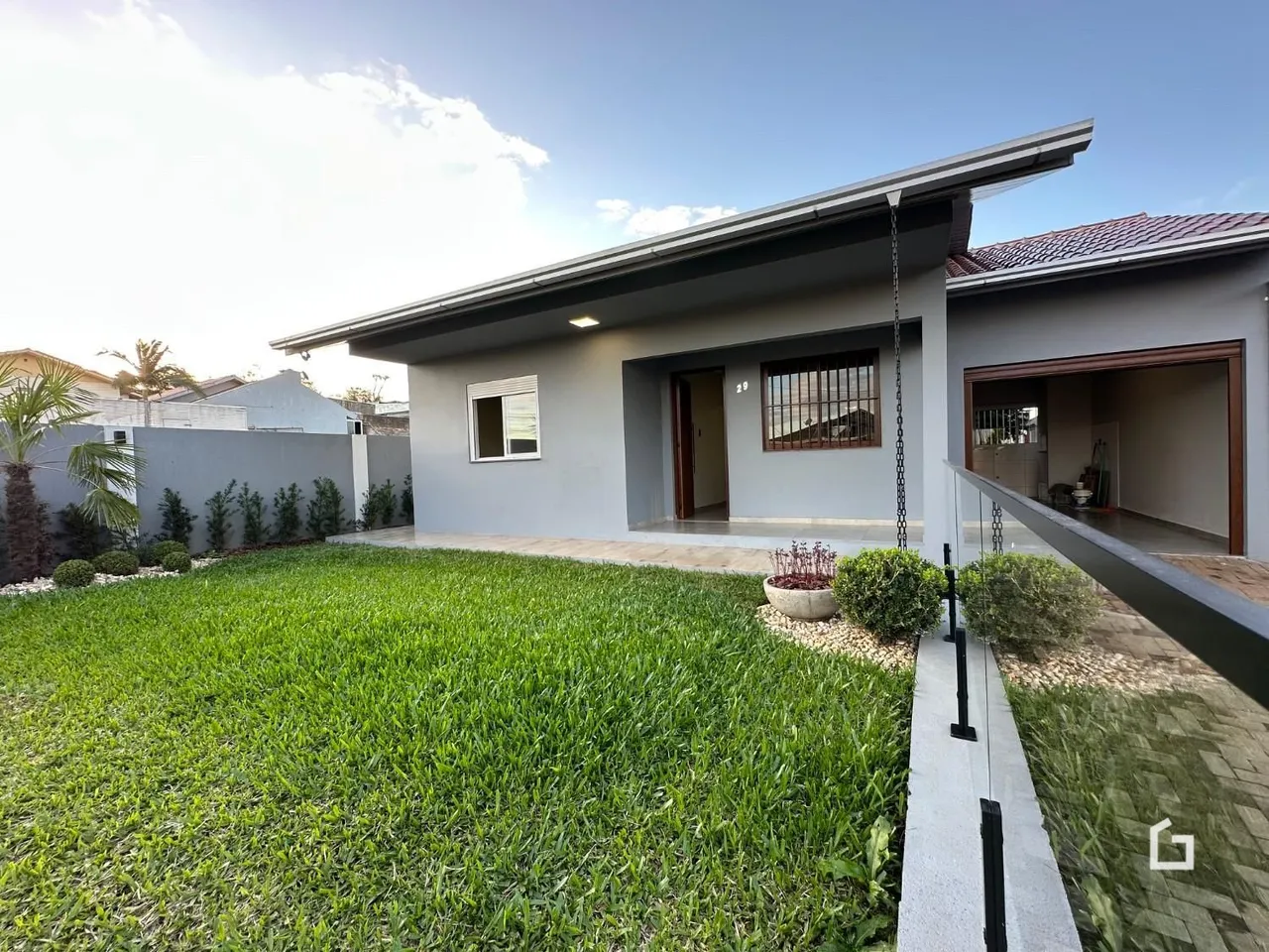 Fachada de uma casa em Lajeado, Brasil, com jardim verde.