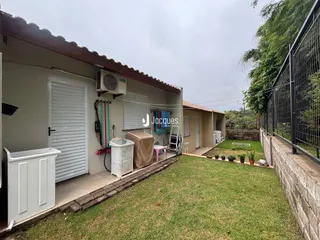 Fachada de uma casa em Lajeado, Brasil, com jardim e cerca.