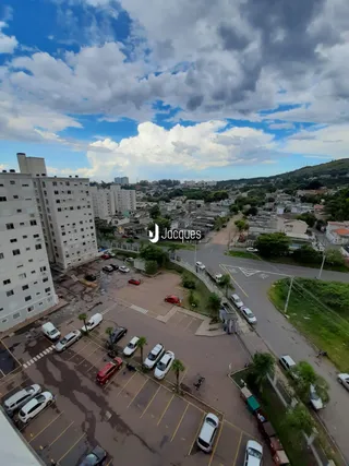 Vista aérea de uma área residencial em Lajeado, Brasil, mostrando casas e estacionamentos.