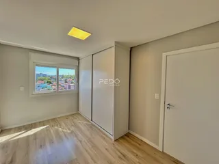 Ambiente interno com piso de madeira e armários embutidos.
