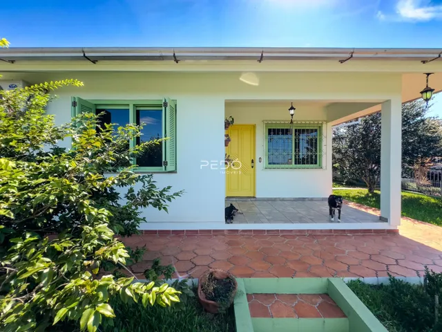 A fachada de uma casa em Lajeado, Brasil com jardim frontal.