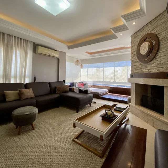 Sala de estar moderna com sofá e lareira em um apartamento no Brasil.