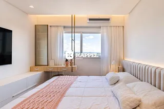 Quarto com cama grande e janela em um apartamento em Lajeado.