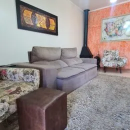 Sala de estar com sofá e decoração de parede.
