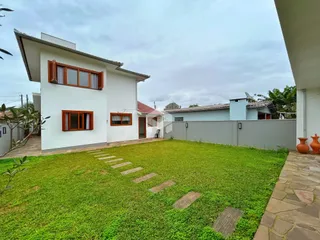 Fachada de uma casa moderna com jardim gramado.