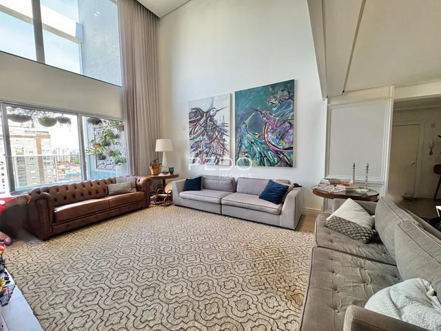 Sala de estar ampla com sofá de couro marrom e decoração moderna.
