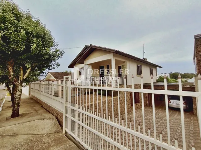 Fachada de uma residência com cerca branca em Lajeado, Brasil.