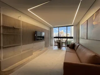 Sala de estar moderna com vista para a cidade em Lajeado.