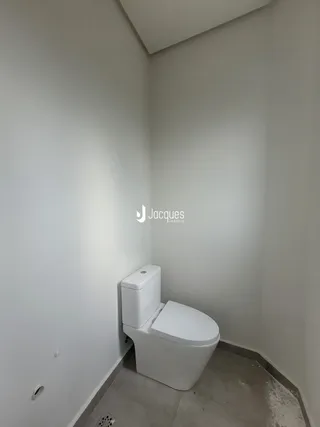 Um banheiro simples com vaso sanitário branco.