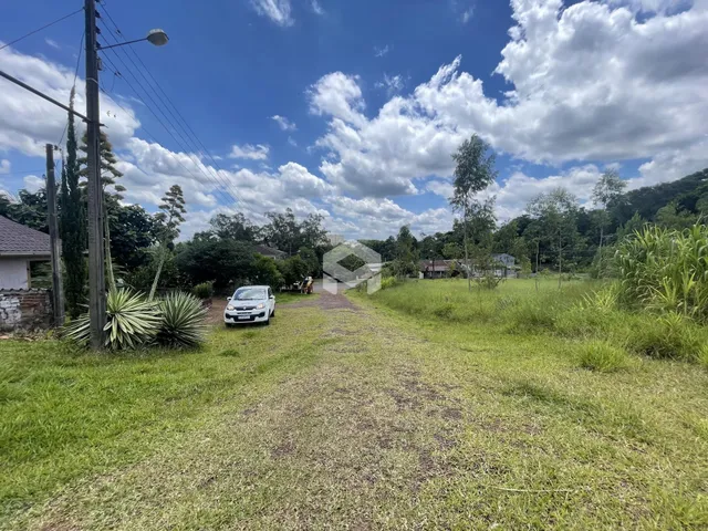 Vista da propriedade com gramado e estrada no ambiente rural.