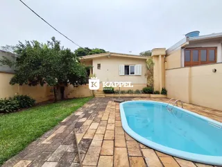 Exterior da casa com piscina e área externa pavimentada em Lajeado, Brasil.