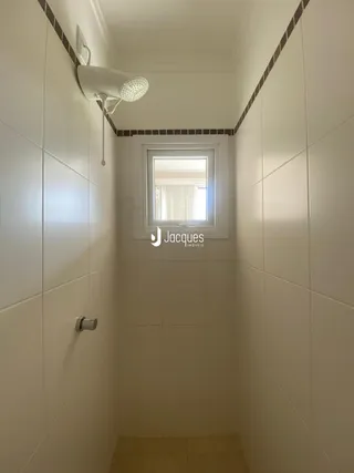 Parede interna com revestimento cerâmico e janela.